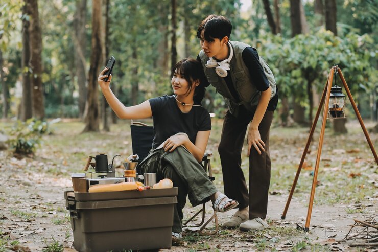 Photo アジアのカップルがテントの内側でキャンプ旅行の旅行者リラックスして一緒に寝る外のドアとキャンプ旅行
