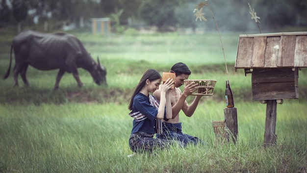 Азиатская пара в сельской местности Таиланда