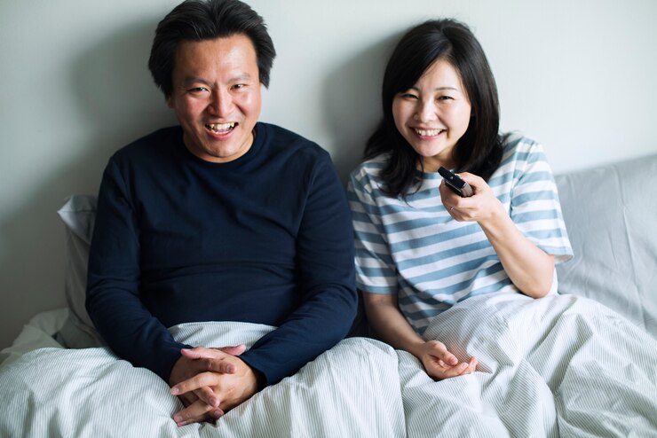 Photo 一緒に家で映画を見ているアジアのカップル