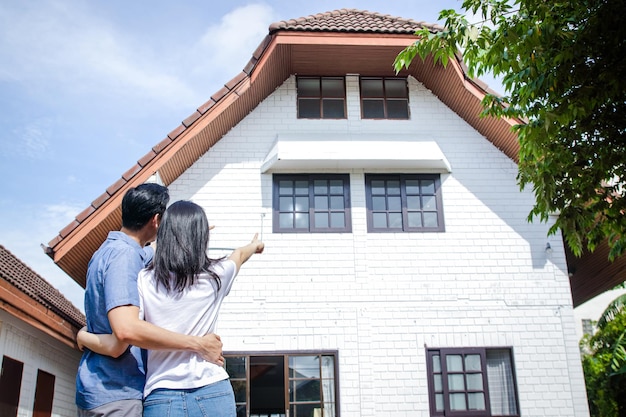 Foto le coppie asiatiche sono felici di avere una nuova casa moving house concetto di famiglia spazio per la copia di affari immobiliari