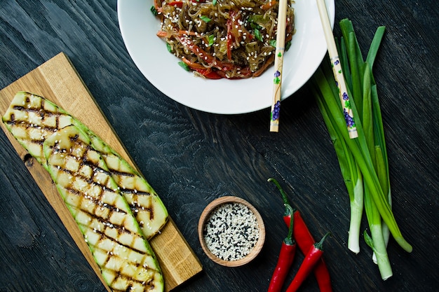 Cucina asiatica. tagliatelle al cellophane decorate con verdure