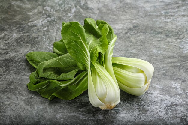 Foto cucina asiatica insalata cruda fresca pak choi