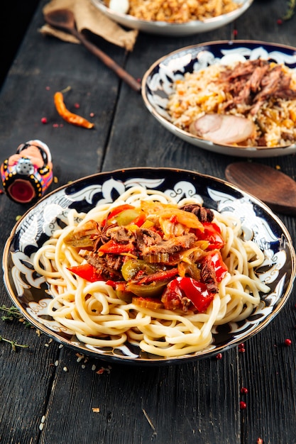 Cucina asiatica laghman noodles plov