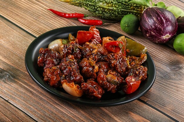 Photo asian cuisine pork with chili sauce and vegetables