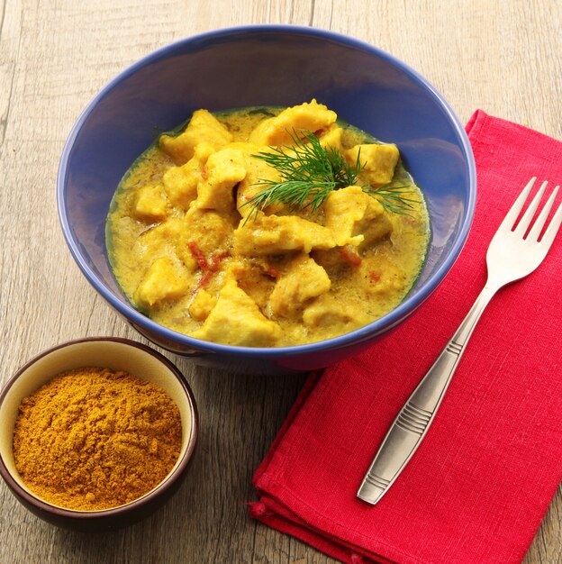 Piatto di pollo al curry asiatico