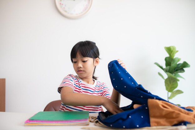 Ragazze asiatiche della scuola primaria carina che imballano le loro borse di scuola che si preparano per il primo giorno di scuola la routine della scuola mattutina per il giorno nella vita si prepara