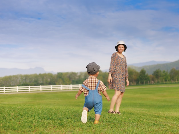 Photo asian cute toddler boy walking to mother