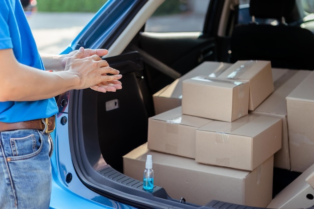 Photo asian delivery man applying acohol sanitizer