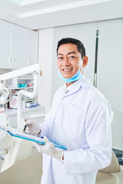 Photo asian dentist in clinic