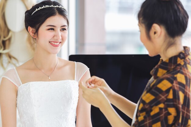 結婚式ファッションショップで働くアジアのデザイナー