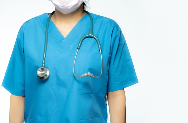 Medico asiatico con stetoscopio e blu scrub uniforme