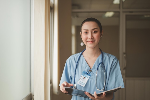 Foto donna asiatica del medico che lavora in ospedale per il paziente