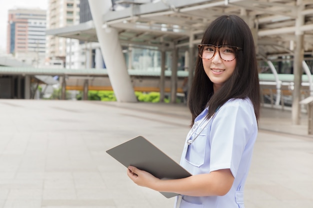 Medico asiatico che lavora fuori