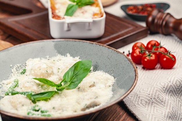 Gnocchi asiatici in ciotola, bacchette, gnocchi cinesi per la cena