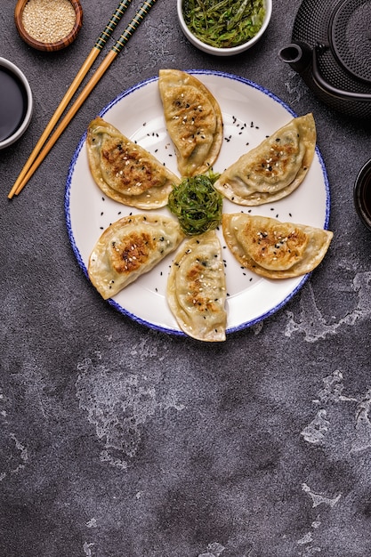 アジアの餃子と醤油