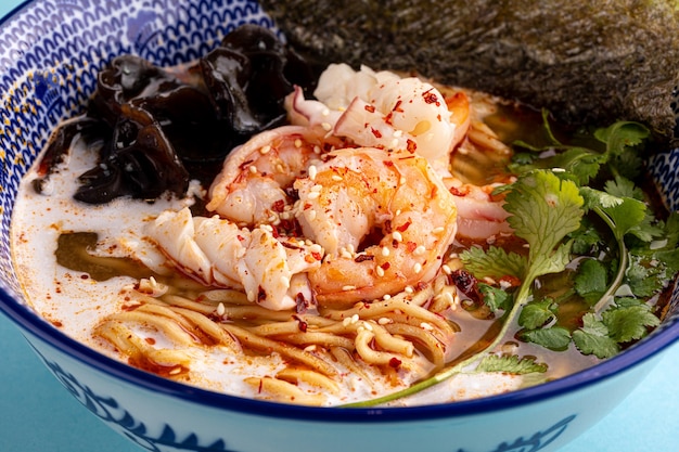 Zuppa di noodle ebi ramen asiatica con gamberi