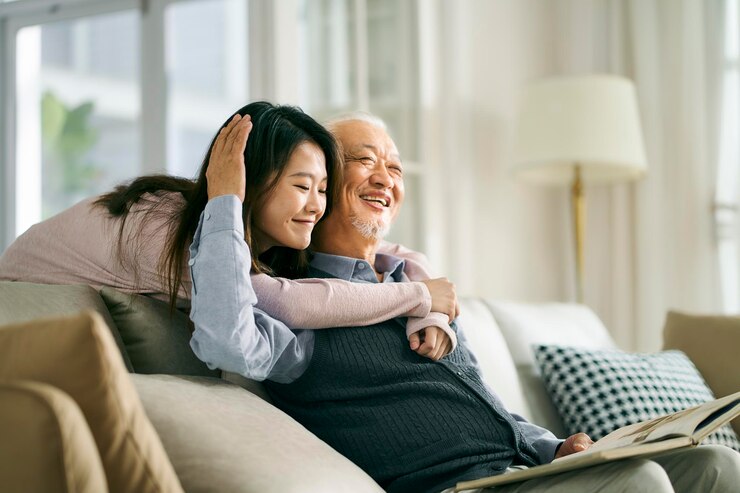 Photo 아시아 노인 아버지와 성인 딸이 좋은 시간을 보내고 있습니다.
