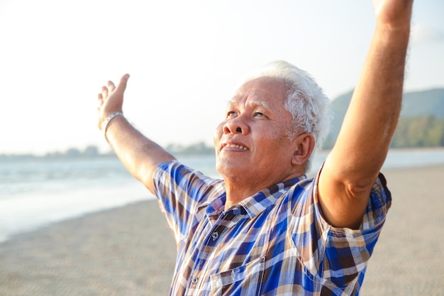 Foto uomo anziano asiatico sorriso felice di venire al mare turismo pensionistico assicurazione sanitaria società anziana in età pensionabile