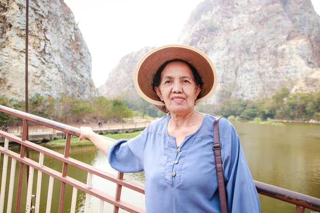 Donna anziana asiatica viaggio nella natura è felice in pensione concetto di viaggio vita in pensione