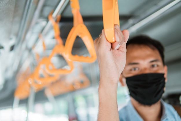 트램에서 대중 교통 승객을 보호하기 위해 마스크를 쓴 아시아 직원