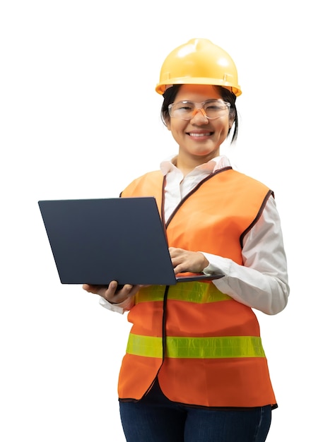 Азиатский инженер или техник в защитном шлеме и светоотражающем жилете держит ноутбук