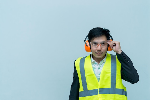 Photo asian engineer with wear helmet and safety glasseshe has a walkie talkie in handthailand smart people