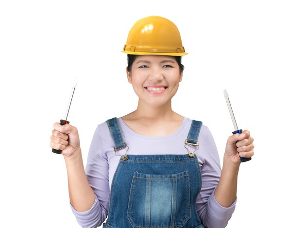 Donna di ingegneria asiatica che indossa casco di sicurezza e tuta