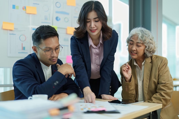 Imprenditori asiatici e uomini d'affari che si incontrano in una sala conferenze nella pianificazione aziendale, budget finanziario e valutazione del rischio di investimento per analizzare i gruppi di clienti per aumentare la crescita dell'azienda