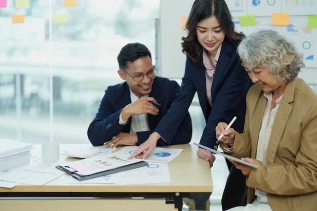 비즈니스 계획 재무 예산 및 투자 위험 평가에서 회의실에서 회의를 하는 아시아 기업가와 사업가들은 고객 그룹을 분석하여 회사 성장을 증가시킵니다.