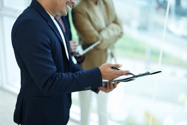 Imprenditori asiatici e uomini d'affari che si incontrano in una sala conferenze nella pianificazione aziendale, budget finanziario e valutazione del rischio di investimento per analizzare i gruppi di clienti per aumentare la crescita dell'azienda