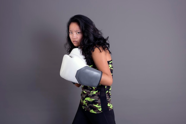 Photo asian ethnicity sportswoman with boxing gloves