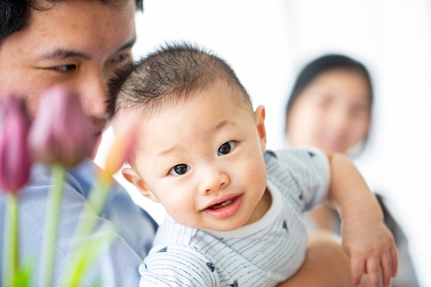 Азиатское семейное детское счастье дома.