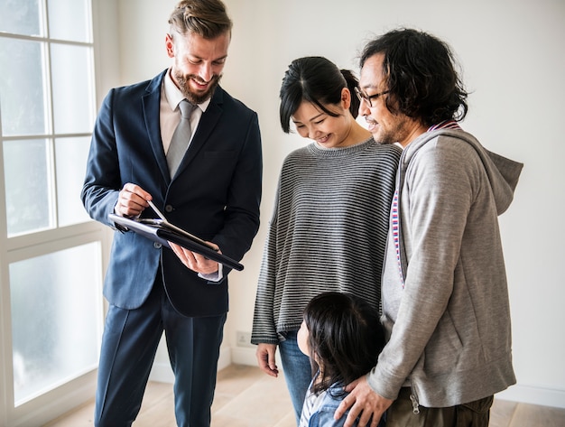 Photo asian family buy new house