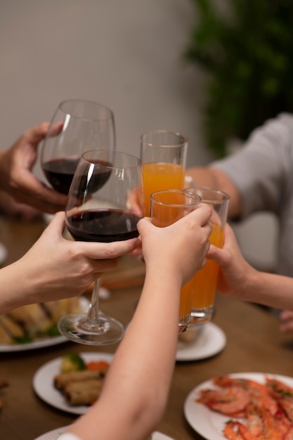 Foto famiglia asiatica che mangia insieme