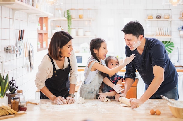 Азиатская семья любит играть и готовить еду на кухне дома
