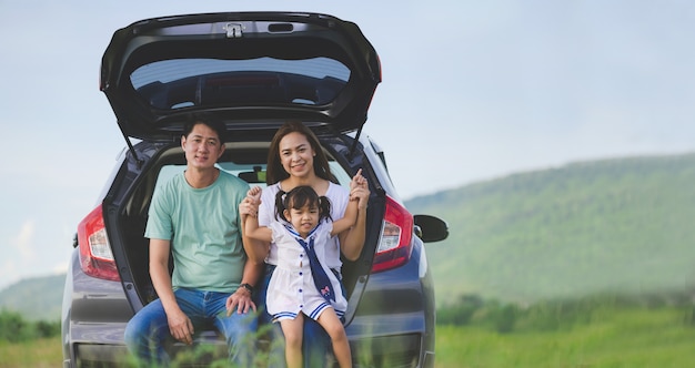 車に座っている家族と一緒にアジアのfamily.happy少女。車の保険の概念