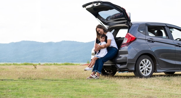 Photo asian family.happy little girl with family sitting in the car.car insurance concept