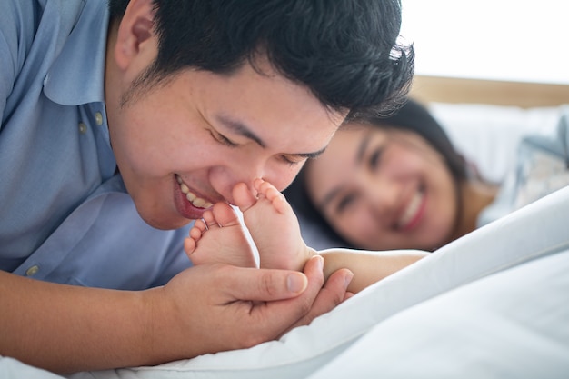 Photo asian family happy together in home