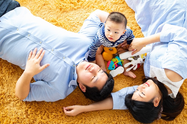 Photo asian family happy together in home