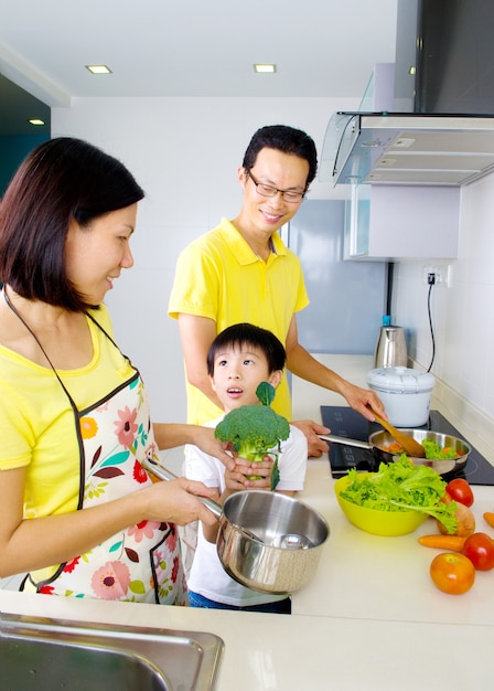 台所でアジアの家族