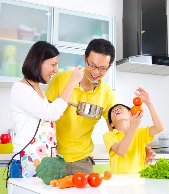 Famiglia asiatica in cucina