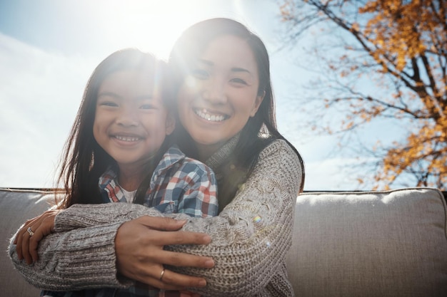 アジアの家族 母と娘 庭のソファで 親しみやサポート 恋愛と成長 子供の発達 親子と幸せ 幼少期の思い出の肖像画 家庭で一緒に信頼と世話