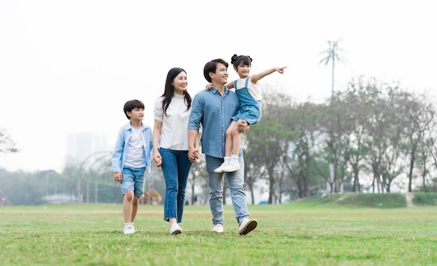 公園で一緒に歩いているアジアの家族写真