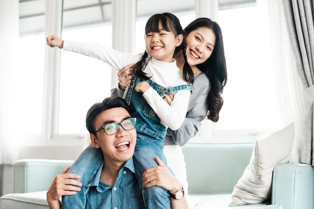 Foto di famiglia asiatica a casa