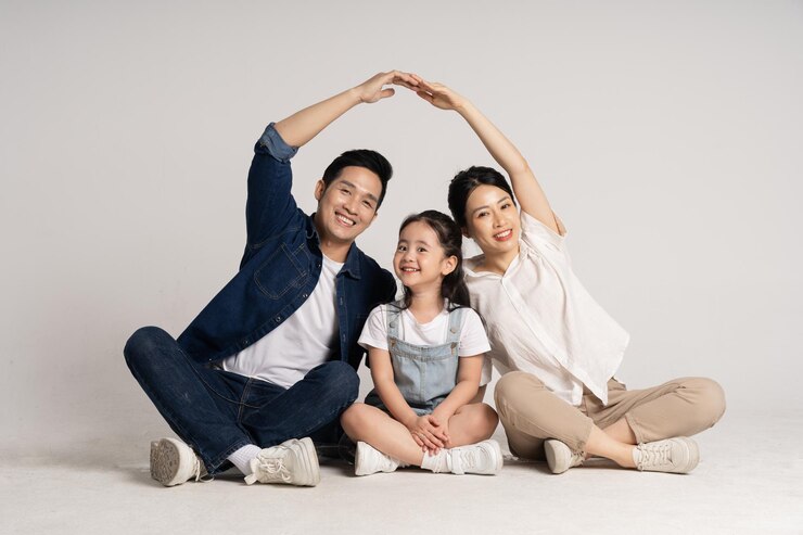 Photo 색 배경 에 포즈 를 취하고 있는 아시아 가족 의 초상화