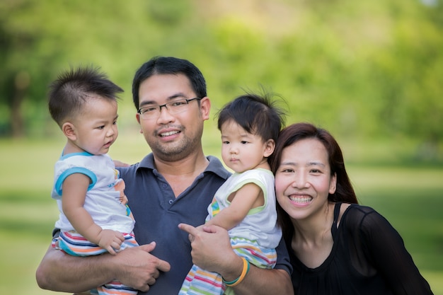 Азиатская семья отдыхает в парке в городе Бангкок, Таиланд