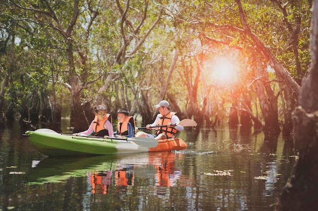 Kayak da mare a vela per famiglie asiatiche nella foresta di mangrovie