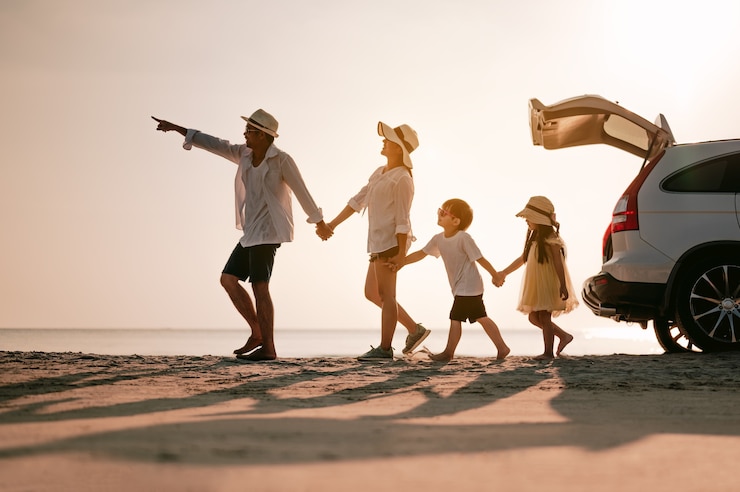 Photo asian family vacation holidayhappy family parents holding children flying in the sky