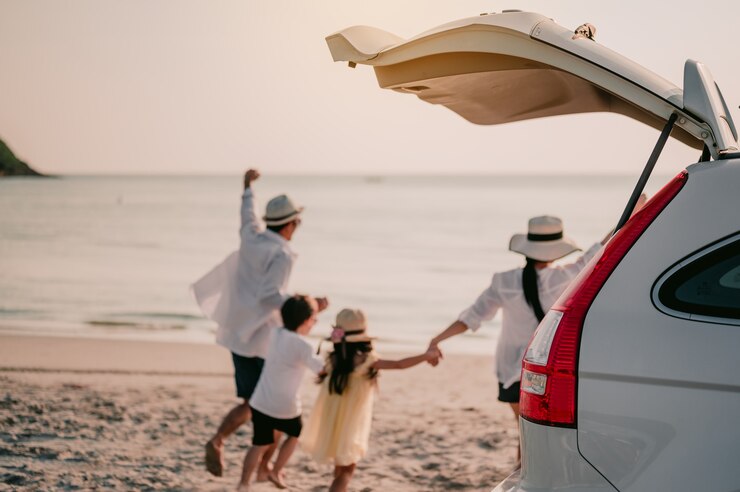 Photo asian family vacation holidayhappy family parents holding children flying in the sky