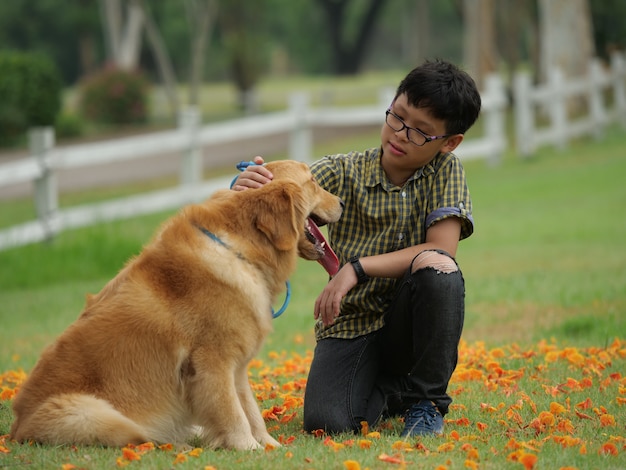 Азиатская семья с собакой в ​​парке